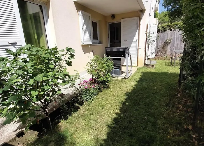 Avec Jardin בית הארחה לס אוליס